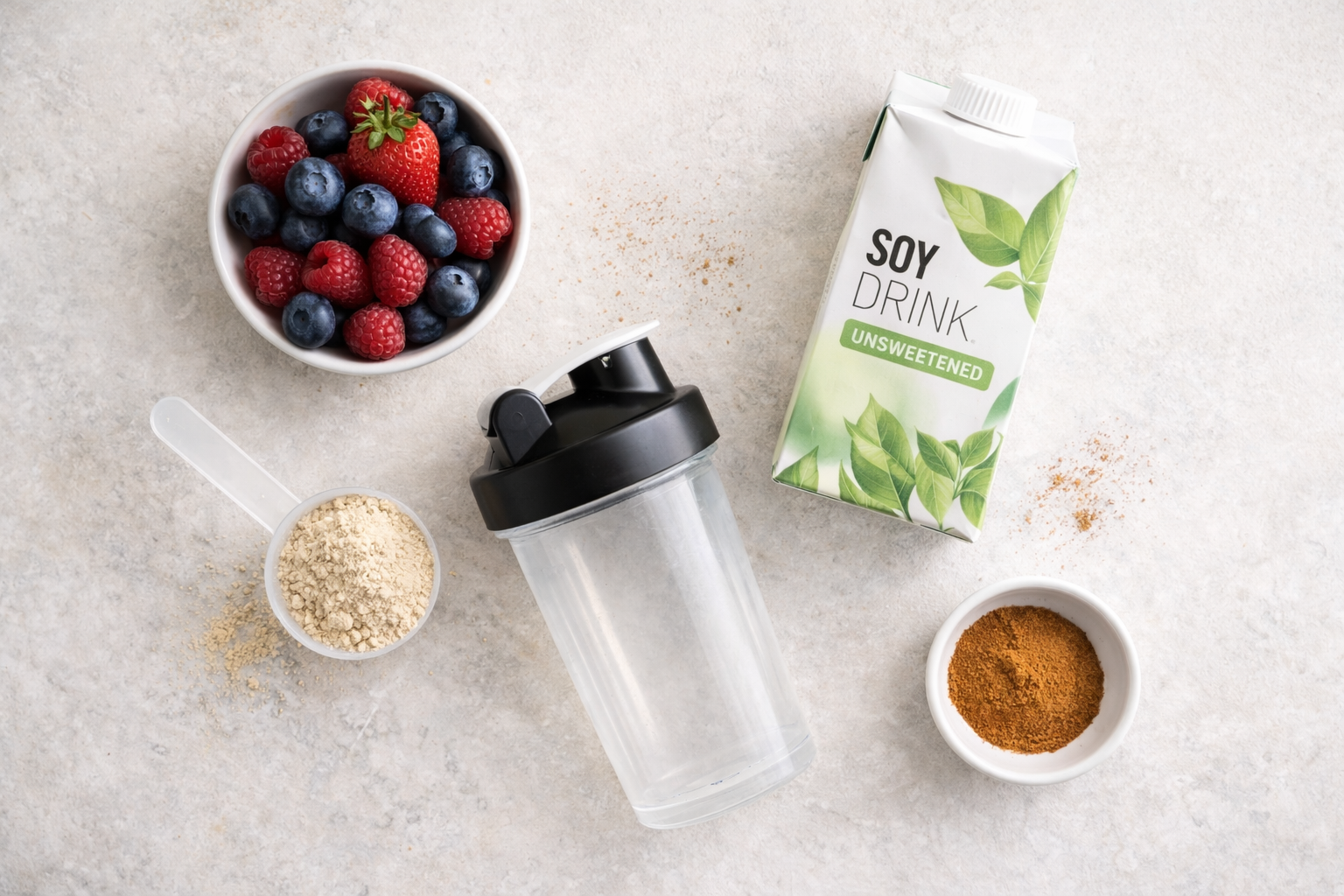 Zutaten für einen alltagstauglichen Shake mit Beeren und Zimt