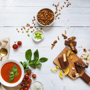 herbalife nutrition proteinreiche snacks und riegel auf einem weissen tisch